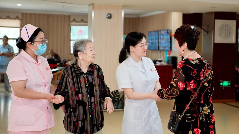 独居老人养老院合同签订：关键步骤与注意事项**