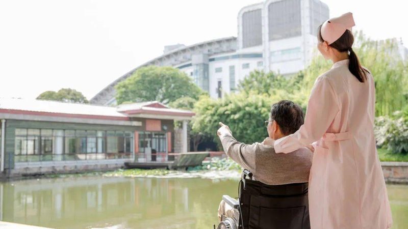 目前市场上常见的护理院床位尺寸主要有以下几种：